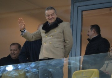 Becali, petrecere de botez la malul mării